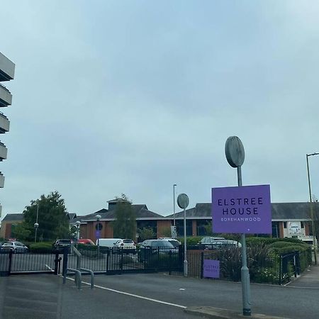 Luxury 1 Bedroom Apartment With Netflix & Parking Borehamwood Luaran gambar