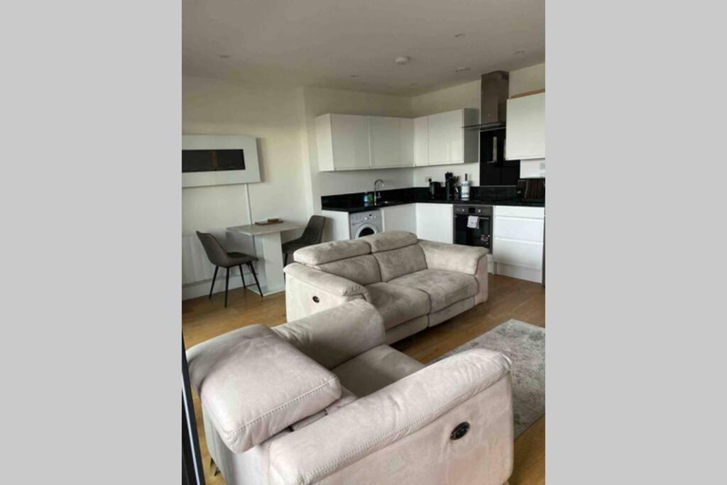 Luxury 1 Bedroom Apartment With Netflix & Parking Borehamwood Luaran gambar