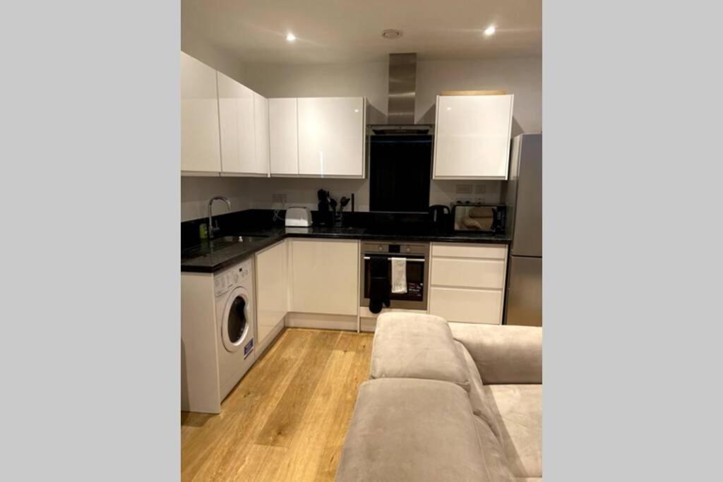 Luxury 1 Bedroom Apartment With Netflix & Parking Borehamwood Luaran gambar