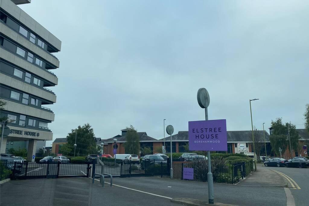 Luxury 1 Bedroom Apartment With Netflix & Parking Borehamwood Luaran gambar