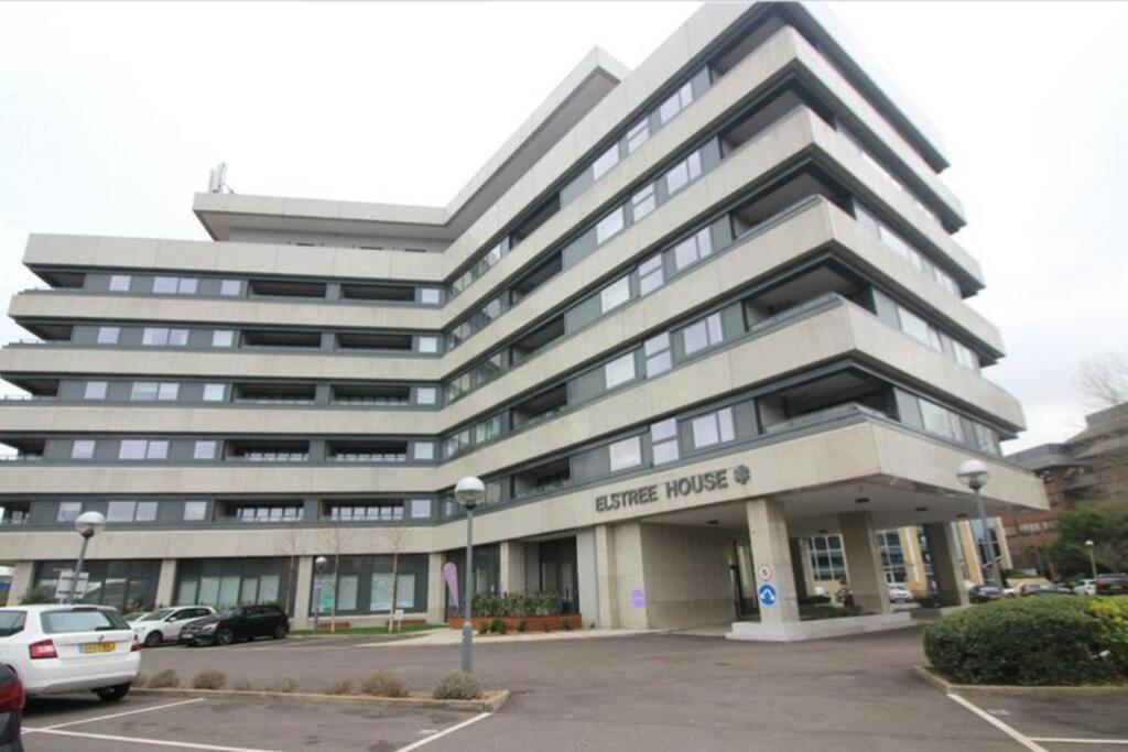 Luxury 1 Bedroom Apartment With Netflix & Parking Borehamwood Luaran gambar