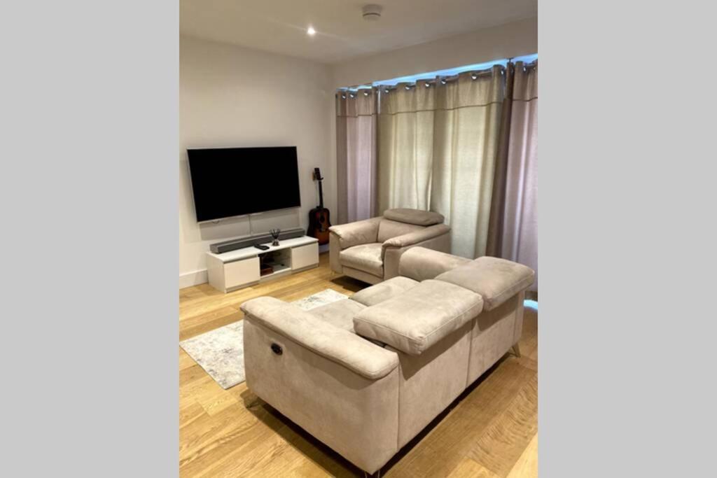 Luxury 1 Bedroom Apartment With Netflix & Parking Borehamwood Luaran gambar