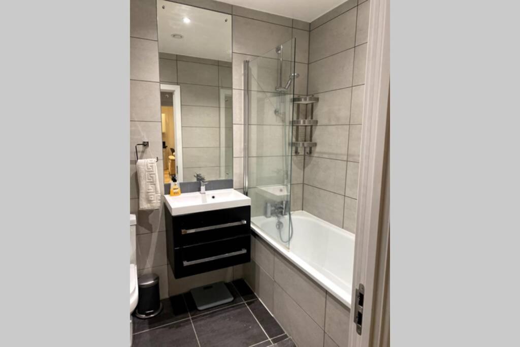 Luxury 1 Bedroom Apartment With Netflix & Parking Borehamwood Luaran gambar